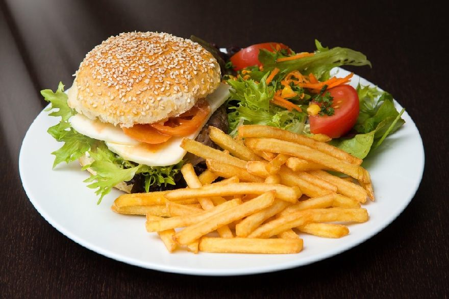 leckerer Hamburger mit Pommes und Salat wie bei Sinan´s Grillhaus, der Pizzeria mit viel Pizza angebot sowie weiteren italienischen und internationalen Essen wie Burgern mit Lieferservice in Brandenburg an der Havel.